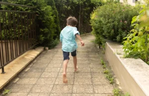 Copil de opt ani, agresat în toaleta unui parc de un adolescent cu cagulă pe cap. Motivul gestului șocant