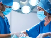 Un medic a întreținut relații intime cu o asistentă în timpul unei intervenții chirurgicale. Pacientul era sedat pe masa de operație