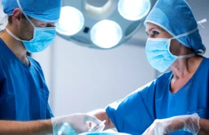 Un medic a întreținut relații intime cu o asistentă în timpul unei intervenții chirurgicale. Pacientul era sedat pe masa de operație