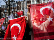 Opoziția din Turcia folosește mese și scaune pentru a bloca poliția care asediază sediul central