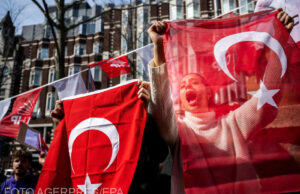 Opoziția din Turcia folosește mese și scaune pentru a bloca poliția care asediază sediul central