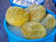 Cum păstrezi varza murată crocantă și gustoasă când locuiești la bloc? Ce se pune în butoi dacă-l depozitezi pe balcon