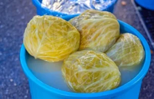 Cum păstrezi varza murată crocantă și gustoasă când locuiești la bloc? Ce se pune în butoi dacă-l depozitezi pe balcon