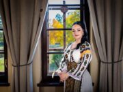 Violeta Partenie lansează un nou videoclip: „Mai strâng câțiva bani și gata”