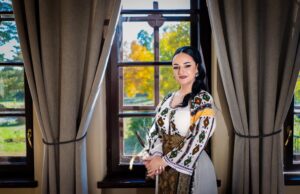 Violeta Partenie lansează un nou videoclip: „Mai strâng câțiva bani și gata”