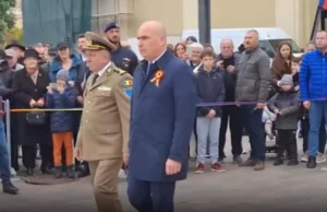 Ireal: Bolojan primit cu covor roșu și imnul prezidențial, la Oradea