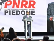 „Străzile vorbesc de el acum/Împotriva vântului ce poartă fum”: noul partid PNRR-Piedone are imn
