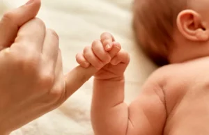 Mamele ar putea fi scutite, din nou, de la plata CASS: un proiect PSD a trecut de Senat. Ce alte categorii mai sunt vizate