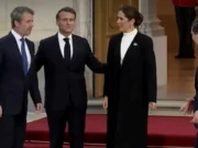 Nicușor Dan, din nou buimac, de data asta la Copenhaga. Nu știe dacă trebuie să facă sau nu poză cu Macron și oficialii danezi și se învârte pe loc