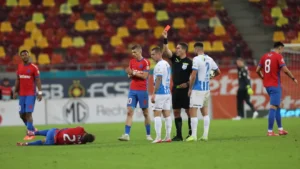 https___www.prosport.ro__wp-content_uploads_2025_10_Ce-gest-stupid-Alex-Cicaldau-a-primit-cartonas-rosu-dupa-ce-l-a-lovit-pe-Darius-Olaru-la-mijlocul-terenului