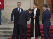 Gafă monumentală a lui Macron. I-a pupat mâna Reginei Danemarcei. Nicușor Dan, „uitat” la poza cu familia regală VIDEO