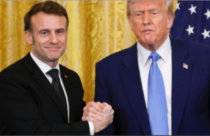 Un nou moment bizar ‘marca Trump’: strângere de mână mai puţin obişnuită cu Emmanuel Macron