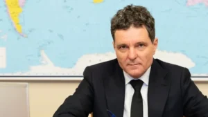 nicusor-dan-semneaza_ctIsk