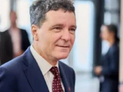 În timp ce rezerviștii sunt ținuți la cozi în frig, Nicușor Dan discută cu elitele europene despre sprijinul pentru Ucraina