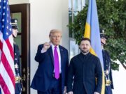 Trump îl avertizează pe Zelenski să accepte condițiile lui Putin sau să fie ”distrus” de Rusia (Financial Times)
