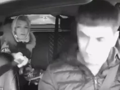 Scenă șocantă într-un taxi: o pasageră a scos o macetă și l-a forțat pe șofer să schimbe muzica pentru că nu era pe gustul ei