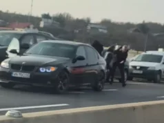Bătaie în trafic pentru un loc de parcare: a intervenit poliția. Imagini halucinate VIDEO