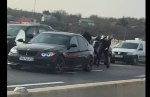Bătaie în trafic pentru un loc de parcare: a intervenit poliția. Imagini halucinate VIDEO