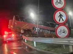 Un autobuz cu 24 de persoane la bord s-a răsturnat și a lovit giratoriul de la podul peste Dunăre: A fost activat Planul roșu de intervenție