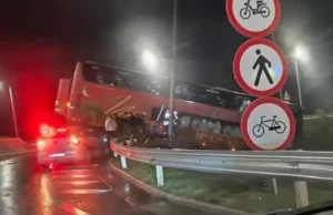 Un autobuz cu 24 de persoane la bord s-a răsturnat și a lovit giratoriul de la podul peste Dunăre: A fost activat Planul roșu de intervenție