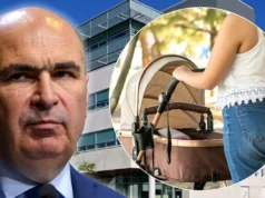 Câți bani a strâns statul la Sănătate, de la mamele aflate în concediu de creștere a copilului. Suma ridicolă pentru care Bolojan și-a irosit capitalul politic