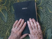 Sărbătoarea zilei, 2 noiembrie. Mai mulți sfinți sunt pomeniți de Biserică. Cruce roșie în calendar