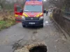 Pe străzile din România au apărut gropi care ‘înghit’ și doi oameni deodată! Victimele au ajuns la spital după ce au căzut în hăul adânc de un metru, format în plin drum asfaltat