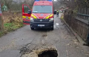 Pe străzile din România au apărut gropi care ‘înghit’ și doi oameni deodată! Victimele au ajuns la spital după ce au căzut în hăul adânc de un metru, format în plin drum asfaltat