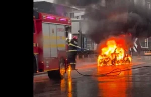Momente de panică, în Capitală. O mașină a luat foc în trafic, pe unul dintre cele mai aglomerate șosele