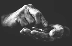 O tânără din Gorj a furat de la propria bunică: 77.000 de lei dispăruți prin aplicațiile bancare ale bătrânei