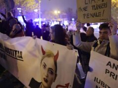 Protest la ÎCCJ împotriva Liei Savonea. Circulația a fost blocată: „Lie, lie, ciocârlie, cum îi scapi de puşcărie”