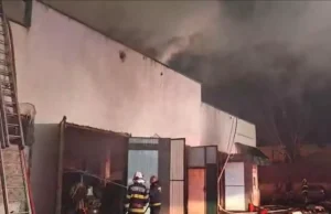 Incendiu masiv într-o hală din Vaslui. Intervenție de amploare a pompierilor