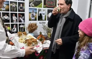 Nicușor Dan, vizită la muzeu în seara de Crăciun. Președintele a fost întâmpinat de colindători