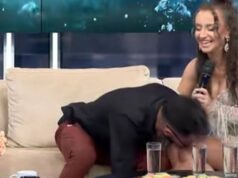 Armin Nicoară i-a sărutat, din nou, picioarele nașei! Artistul s-a aplecat deasupra femeii și a pupat-o, de față cu soția lui. Cum a reacționat Claudia Puican