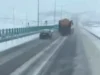 Drumarii trag un semnal de alarmă: șoferii sunt sfătuiți să nu depășească utilajele de deszăpezire și să păstreze distanța