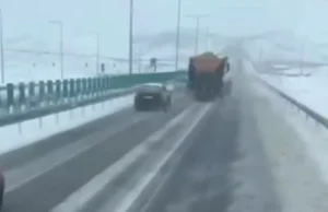 Drumarii trag un semnal de alarmă: șoferii sunt sfătuiți să nu depășească utilajele de deszăpezire și să păstreze distanța
