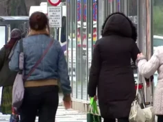 Nașterile și decesele au urcat rapid în octombrie 2025. Sporul natural rămâne puternic negativ