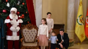 nicusor-dan-familie-colindatori_AVODj