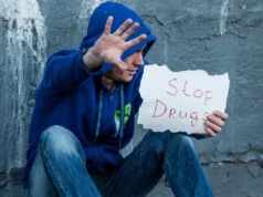 Drogurile distrug familii. O mamă este terorizată de propriul fiu dependent de substanțe interzise: „Dacă suni la poliție, te omor”