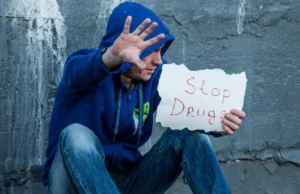 Drogurile distrug familii. O mamă este terorizată de propriul fiu dependent de substanțe interzise: „Dacă suni la poliție, te omor”