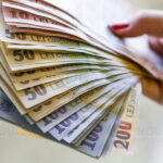 Împrumuturile de bani între membri aceleiași familii sau între prieteni sunt o practică obișnuită în România