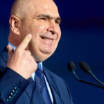 Bolojan apasă pe frână la ajutoare și pe accelerație la taxe. Premierul anunță verificarea certificatelor de handicap „până la finalul anului”