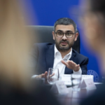 Ministrul Muncii joacă cu mandatul pe masă: Amenință cu demisia, dacă nu reușește să impună o lege cu rol crucial