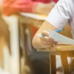 Scandal uriaș la școală! Profesoară, prinsă cu unul dintre elevii săi în propria casă. Decizia soțului a surprins