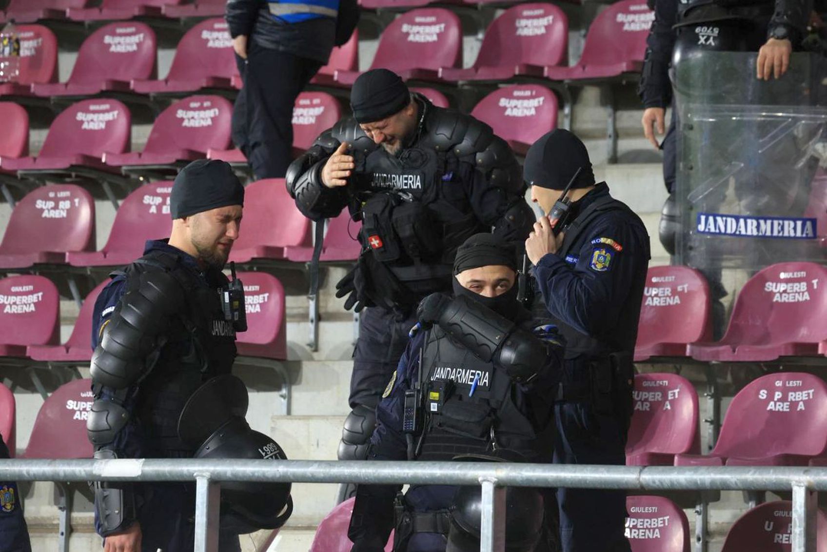  Eroare INACCEPTABILĂ a jandarmilor la Rapid – Craiova » Lucescu, sub tratament, a părăsit urgent arena