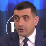 George Simion a cumpărat felicitări de 8 Martie de la un bătrân în târg: Mesajul dur pentru politicieni: „Românii își vând amintirile din casă ca să trăiască!”
