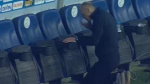 imagini-emotionante-dupa-u-craiova-fc-arges-0-1-bogdan-andone-in-genunchi-rugandu-se-si-pupand-o-icoana-in-stilul-lui-anghel-iordanescu-e1773434546165