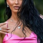 Scandal la un concert! Iubita unui cântăreț român, la un pas să fie dată jos de pe scenă cu poliția