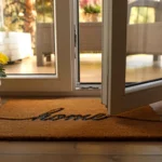 Covorașul clasic de la ușă nu mai este la modă. Ce aleg designerii de interior în locul lui