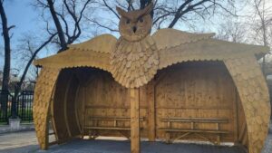 statia-bufnita-din-craiova-a-impartit-locuitorii-in-doua-tabere-cum-li-se-pare-noul-refugiu-de-autobuz-o-sa-se-inghesuie-turistii-1053860